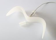 Os dispositivos elétricos claros modernos brancos do leite da resina, forma do pássaro conduziram luzes da suspensão