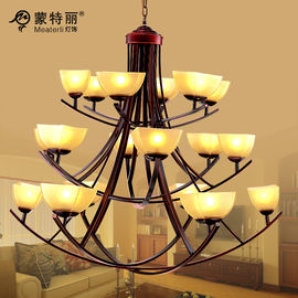 O candelabro de creme 3 do ferro forjado da máscara para baixo mergulha 18 cabeças para casas de campo
