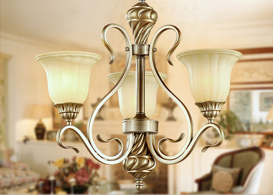 O candelabro moderno leve do ferro forjado 3 ilumina-se/iluminação do pendente com máscaras para a casa de campo