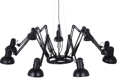 Candelabros pretos enormes do hotel