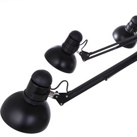 Candelabros pretos enormes do hotel