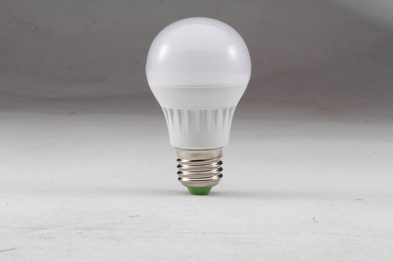 Candelabro 5W ampola 2700K do diodo emissor de luz de um poder superior de 400 lúmens - 6500K, tampa leitosa