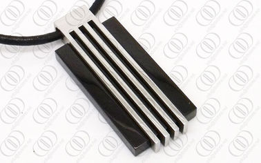 Preto e pendentes de aço inoxidável da prata com linhas projeto do teste padrão