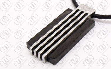 Preto e pendentes de aço inoxidável da prata com linhas projeto do teste padrão