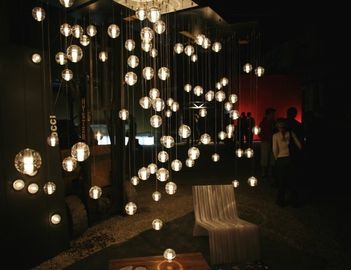 Pendente de suspensão da bola moderna do cristal que ilumina o candelabro decorativo do diodo emissor de luz