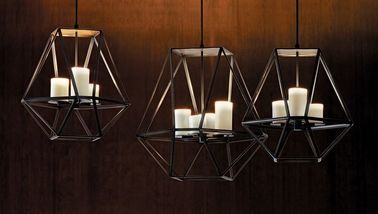 O interior de vidro da vela conduziu luzes do candelabro, lâmpada de pendente preta larga da gaiola de ferro