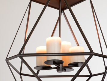 O interior de vidro da vela conduziu luzes do candelabro, lâmpada de pendente preta larga da gaiola de ferro