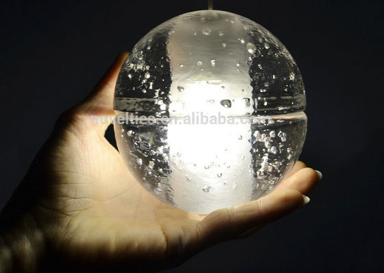 O candelabro de cristal transparente ilumina a iluminação conduzida do pendente da bola de vidro