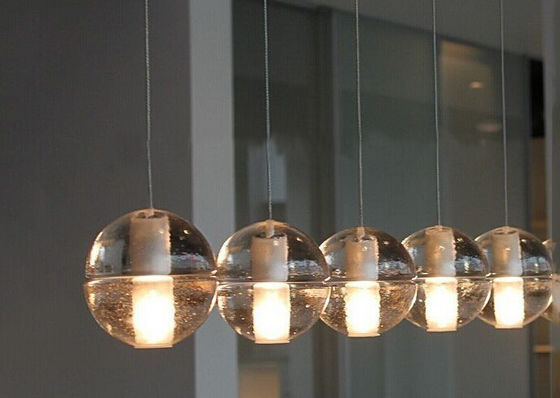O candelabro de cristal transparente ilumina a iluminação conduzida do pendente da bola de vidro
