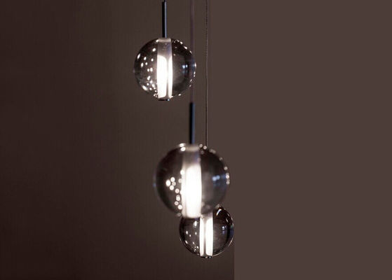 O candelabro de cristal transparente ilumina a iluminação conduzida do pendente da bola de vidro