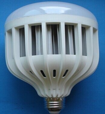 Fábricas de abrigo plásticas altas dos bulbos do globo do diodo emissor de luz do lúmen 12W 1150LM IP45 Epistar